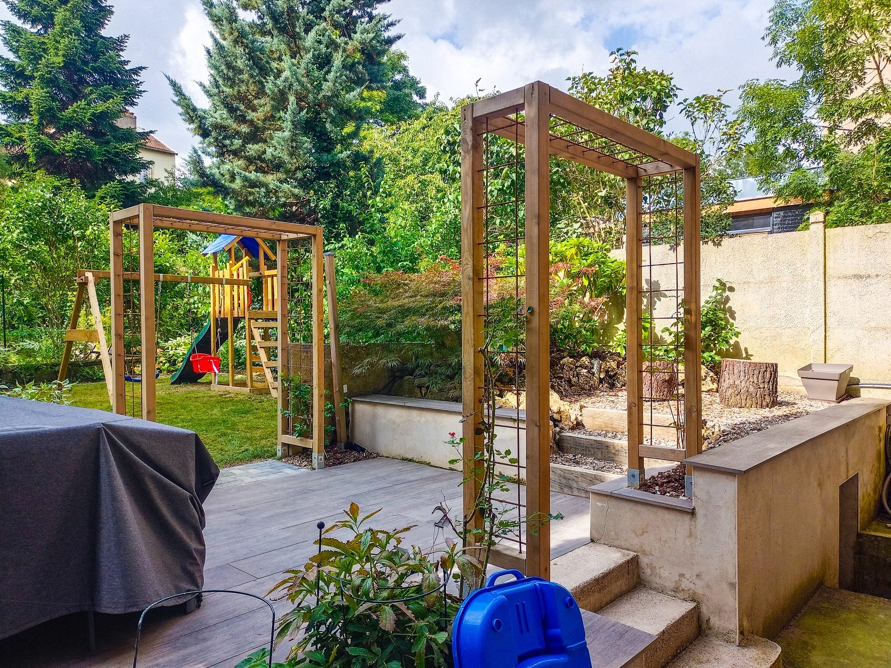 Portiques en bois et treillis pour les plantes grimpantes