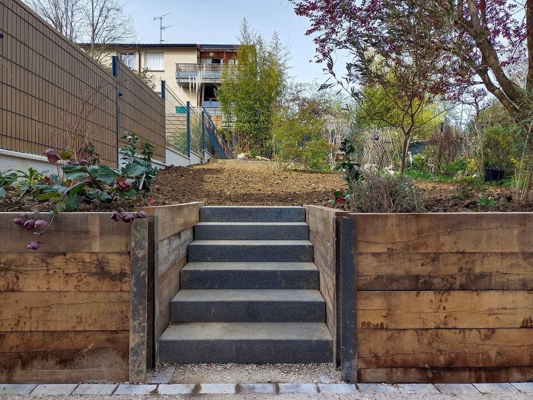 Escalier en pierre entre deux murets de traverses en bois